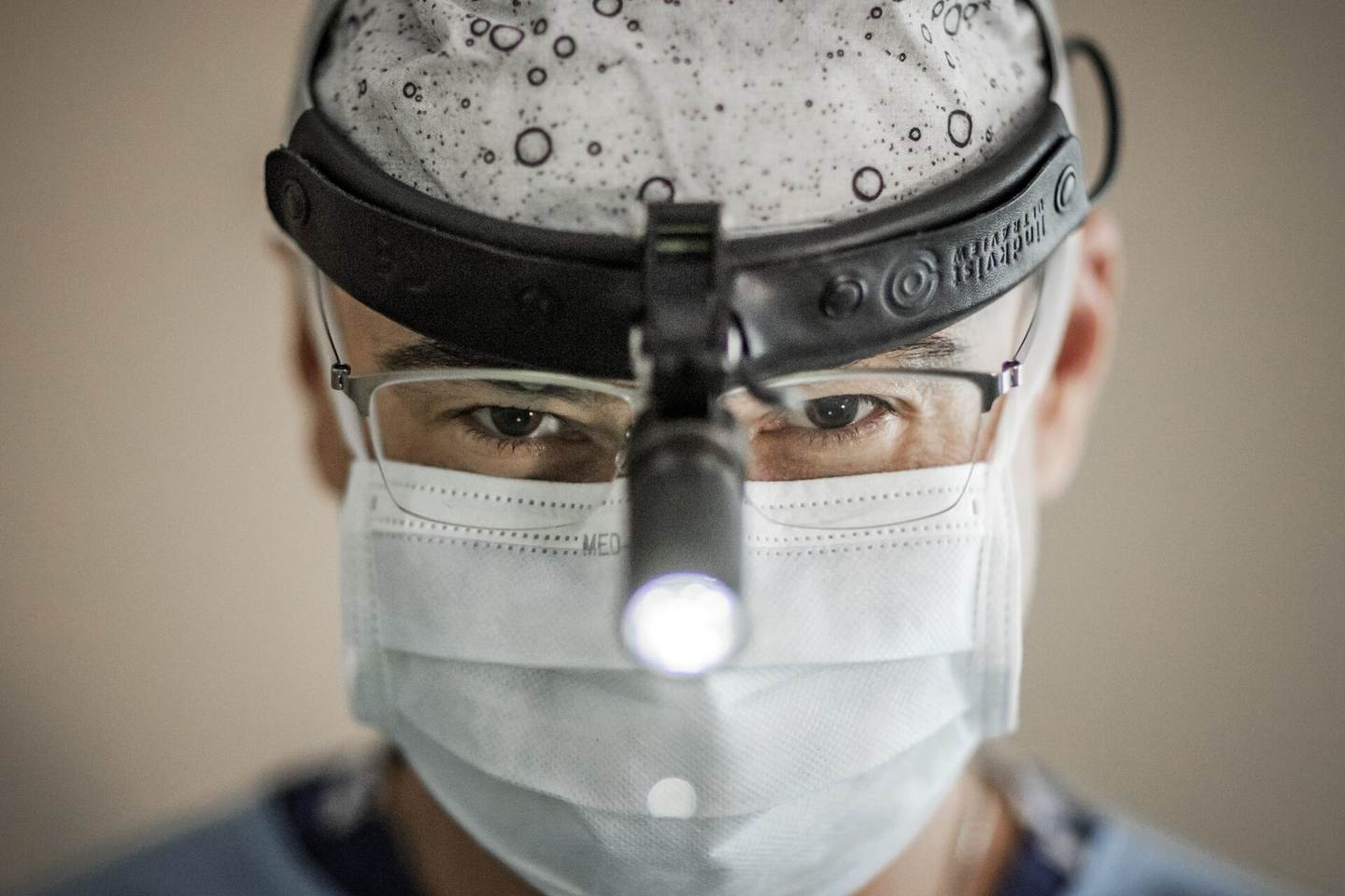 Dr. Christoph Jethon operiert einen Patienten