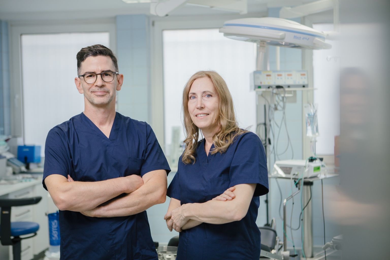 Dr. Kristina Hornung und Dr. Jörg Halstenberg in einem Behandlungsraum
